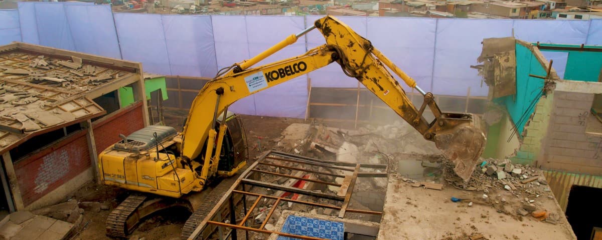 Comienzan las obras de demolición de viviendas abandonadas en Cerro Chuño